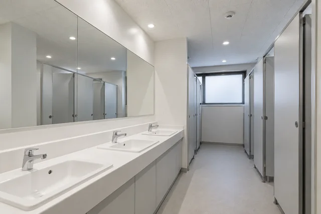 学校のトイレ照明のイメージ